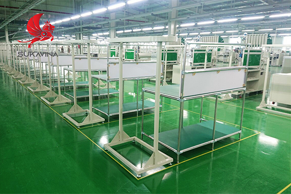 Bàn thao tác tích hợp giá để dụng cụ, ổ cắm và hệ thống đèn 